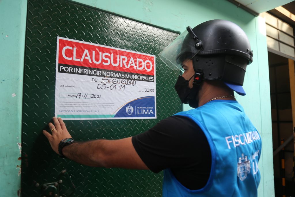 Municipalidad de Lima clausura depósitos clandestinos en Mesa Redonda