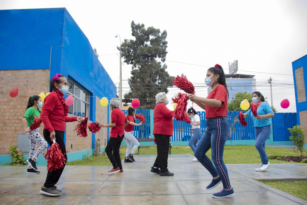 Albergues municipales: adultos mayores y adolescentes participan en talleres de confección, reciclaje y tecnología