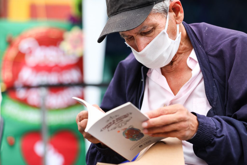 Libros que crean sonrisas: ¡Súmate a la campaña navideña para llevar libros a albergues de Lima!