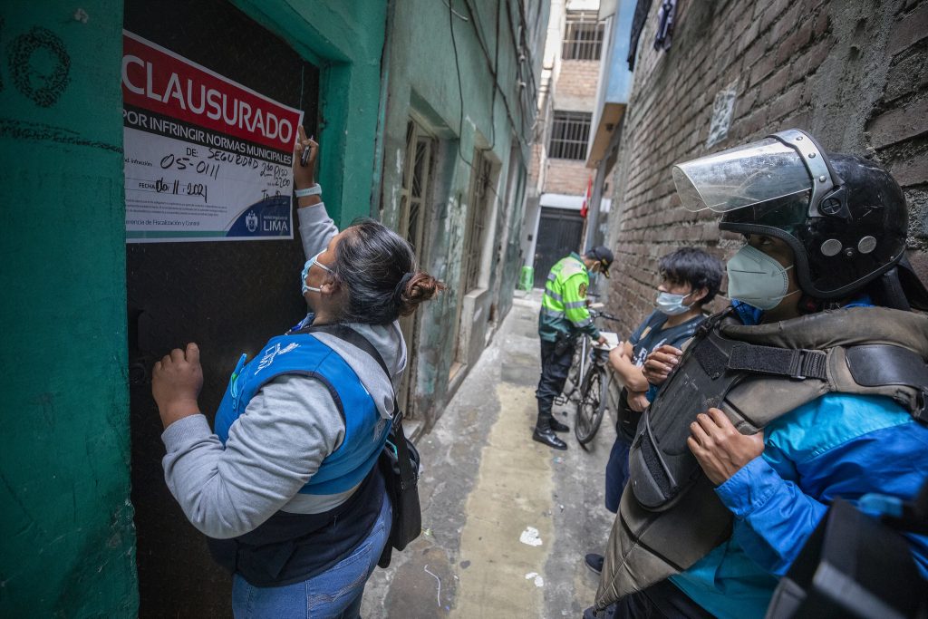 Municipalidad de Lima clausura depósitos clandestinos en Mesa Redonda