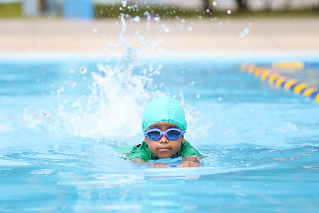 Retoman las escuelas de natación en los clubes zonales