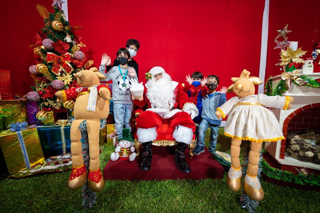 Conoce a Papá Noel y a otros divertidos personajes en un colorido tour navideño en el Circuito Mágico del Agua