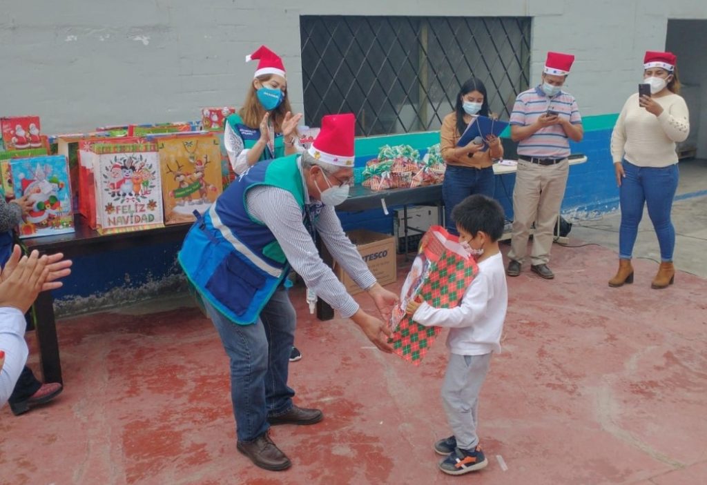 MML sorprende a niños del Albergue de Todos con regalos y show musical