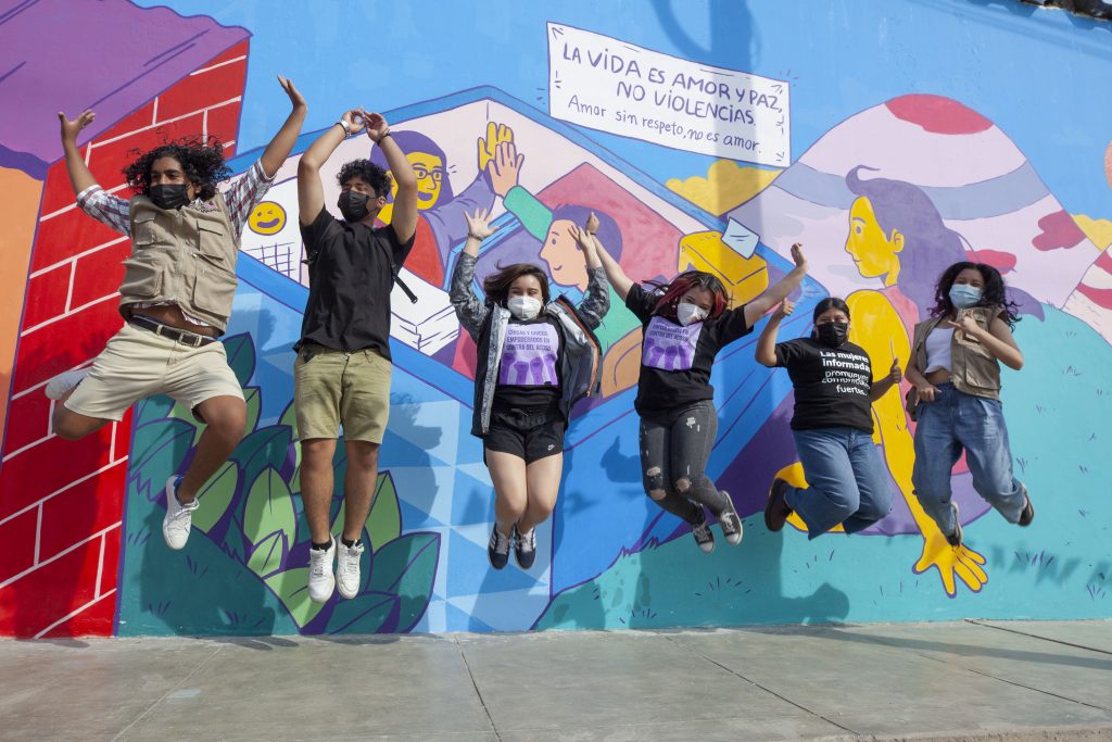 ¡Que lo muros hablen! Adolescentes realizan murales con mensajes para prevenir la violencia contra las mujeres