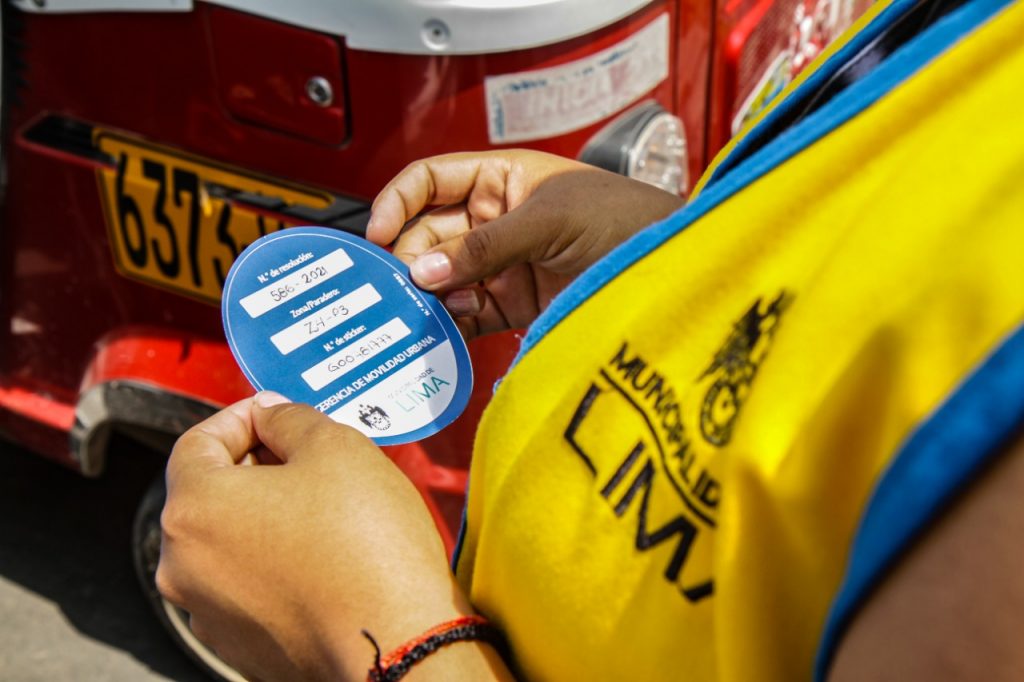 Cercado: MML coloca stickers con código QR a mototaxis formales