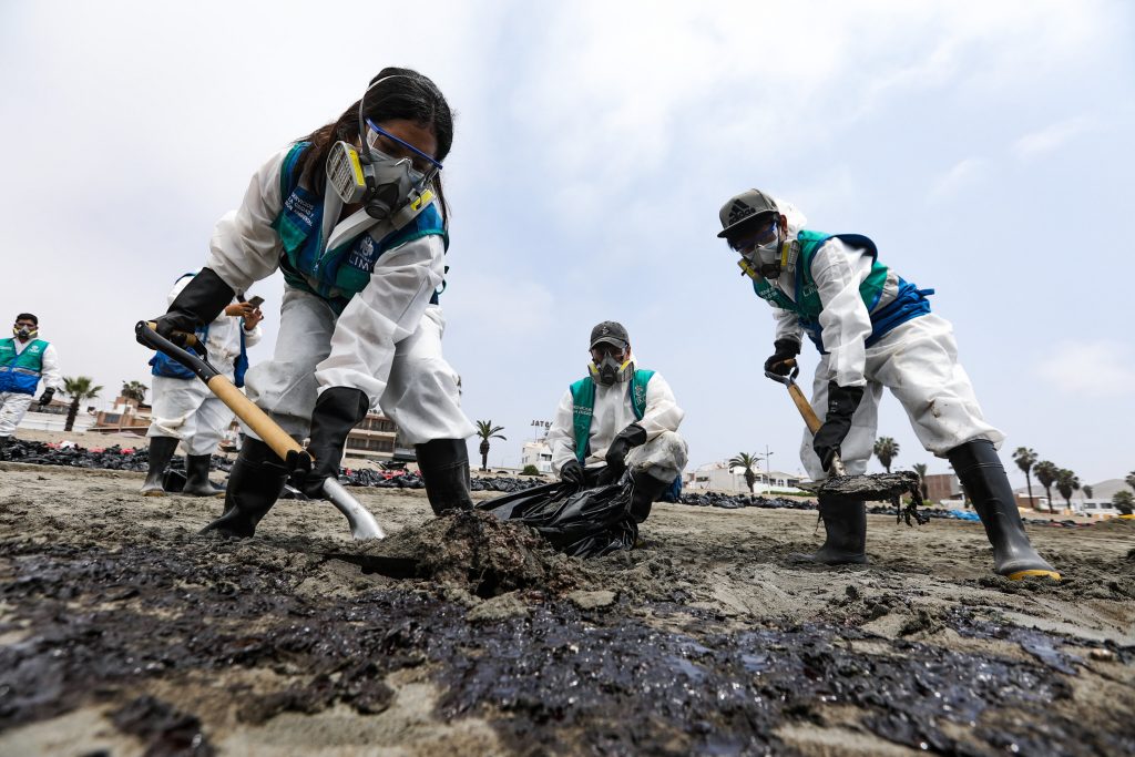 Derrame de petróleo en el litoral: MML continúa apoyando a gobiernos locales en limpieza de playas afectadas