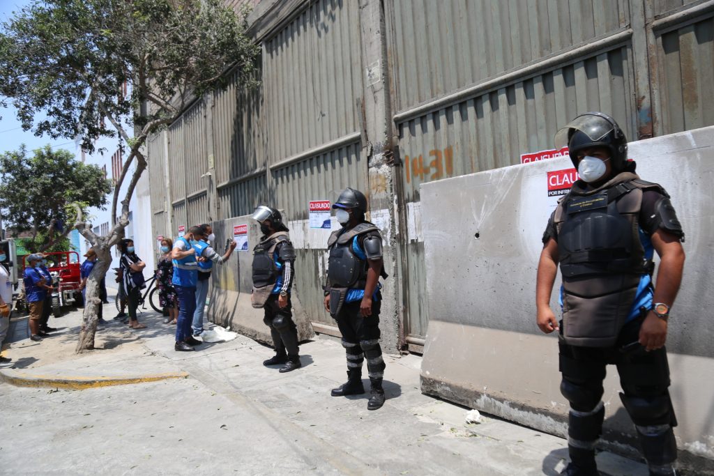 MML clausuró almacenes clandestinos en Barrios Altos y Mesa Redonda