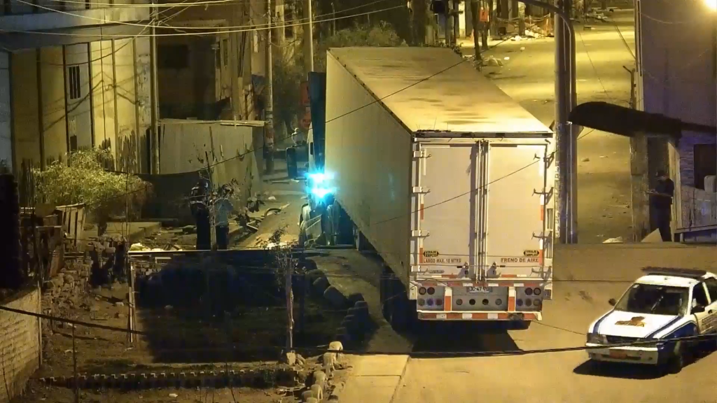 Cercado: Serenos de Lima evitaron choque entre tren y tráiler varado