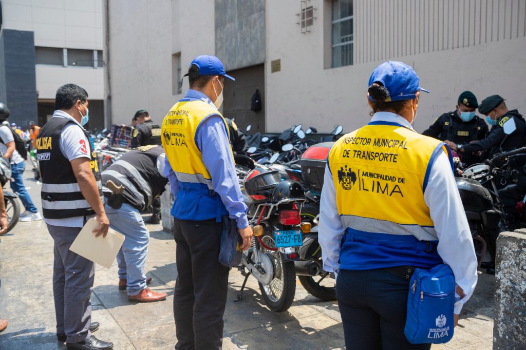 MML y PNP realizan dos operativos de control a conductores de motos lineales en el Cercado