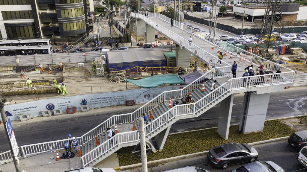 Municipalidad de Lima realiza trabajos de mantenimiento en puente peatonal Manuel Olguín