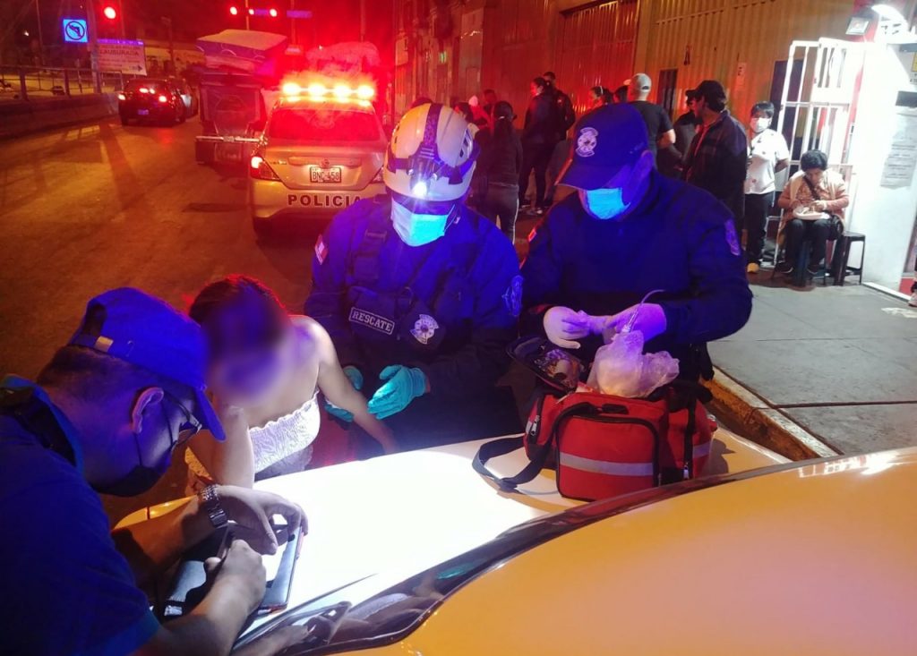 Serenos de Rescate de Lima auxiliaron a joven que fue arrojada de auto en movimiento