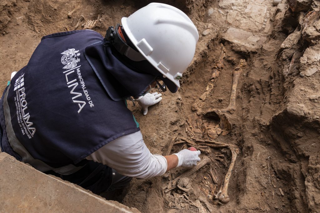 Municipalidad de Lima halla restos de primer cementerio de la ciudad en Barrios Altos