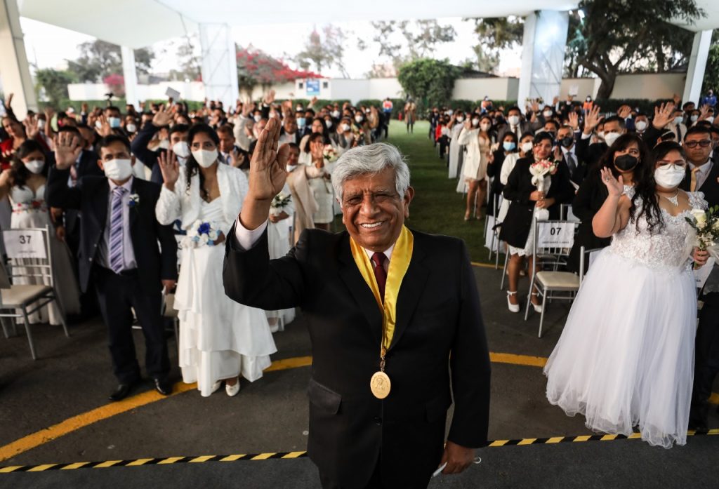 Alcalde de Lima casó a más de 80 parejas en el primer matrimonio civil comunitario del 2022