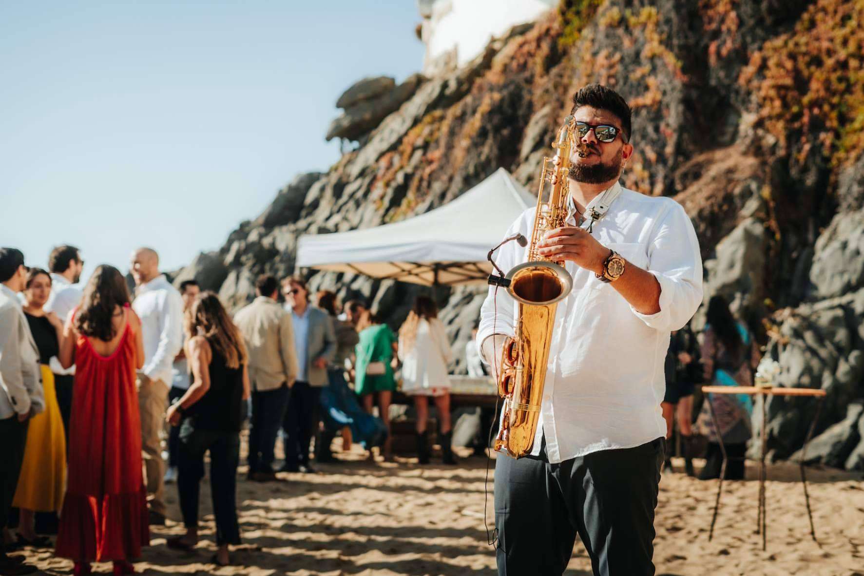 La música en vivo de un saxofonista marca la diferencia en una celebración de matrimonio