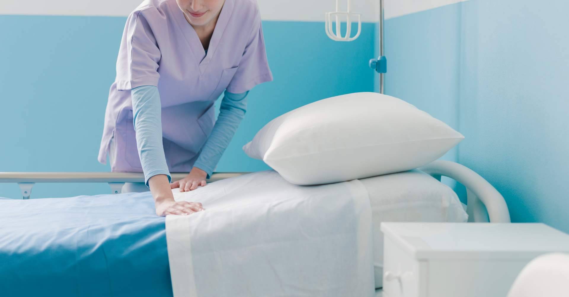 Distintas opciones de camas hospitalarias eléctricas y mecánicas con EQUIMED