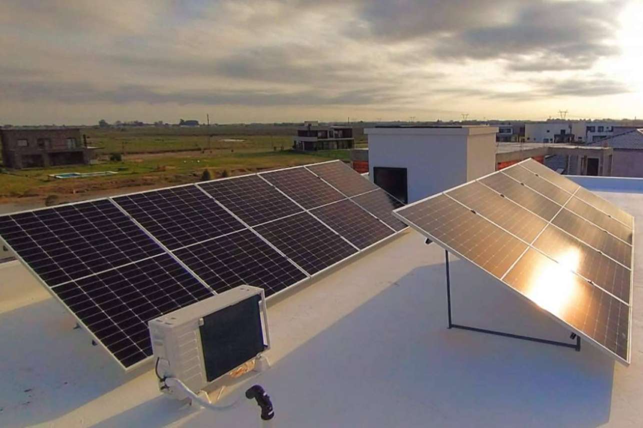 Energía del Futuro, especialistas instalando equipos de energía solar