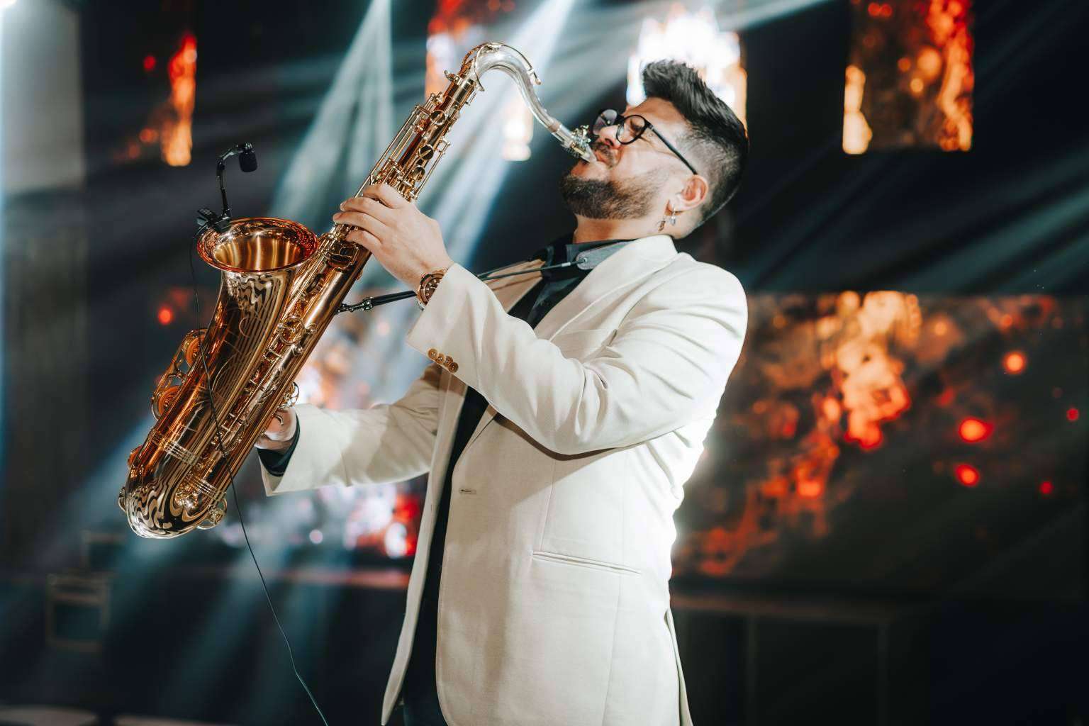 Contratos para una buena experiencia musical con el saxofonista Jose Salinas