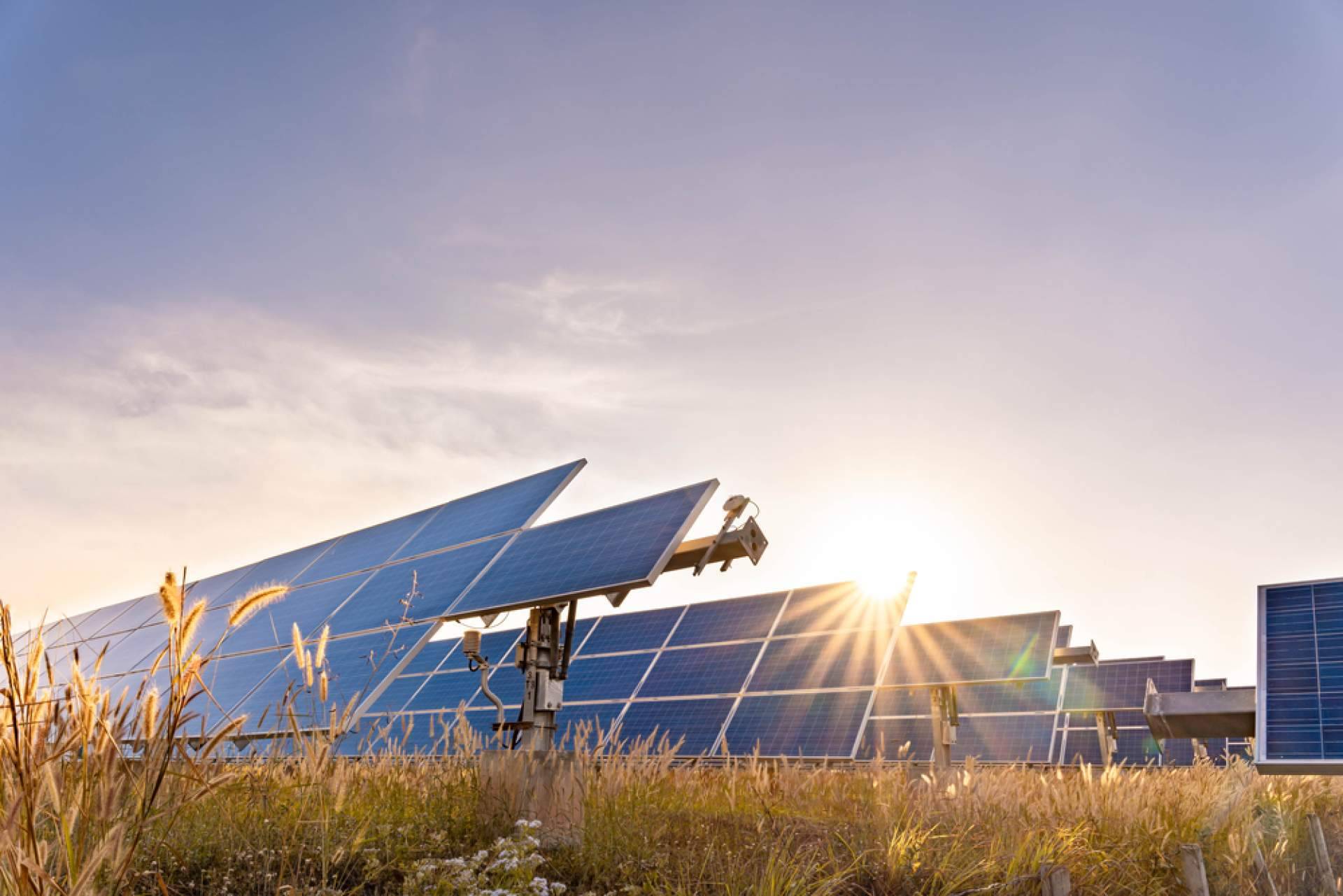 ¿Cuál es el impacto socioeconómico de la transición a energías renovables en economías emergentes?