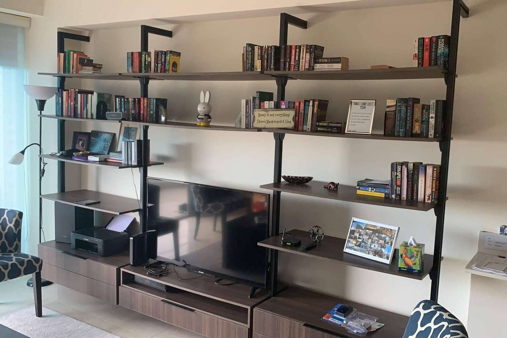 Encontrar herrajes para muebles en América Distribution Center
