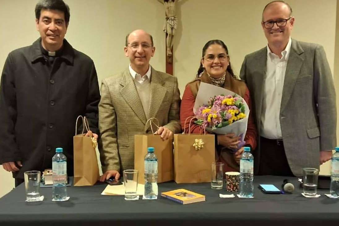 Felicitas desarrolla un conversatorio sobre la felicidad auténtica y el conocimiento personal