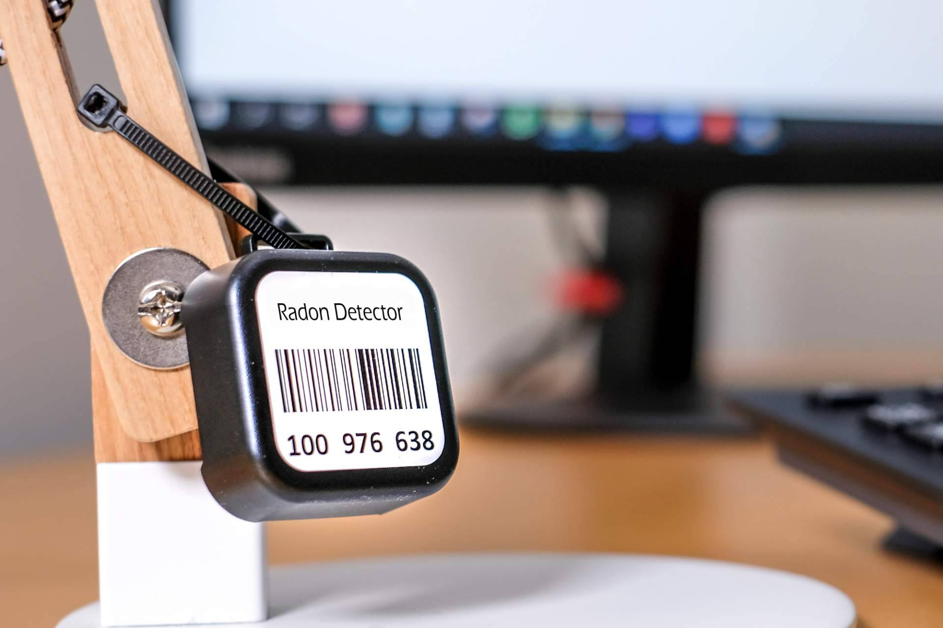 Medir el radón durante varios meses permite obtener una concentración anual promedio de gas radón más representativa